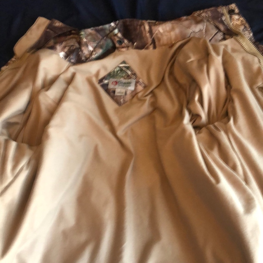 Like new light weight water proof hunting jacket.very quiet material.